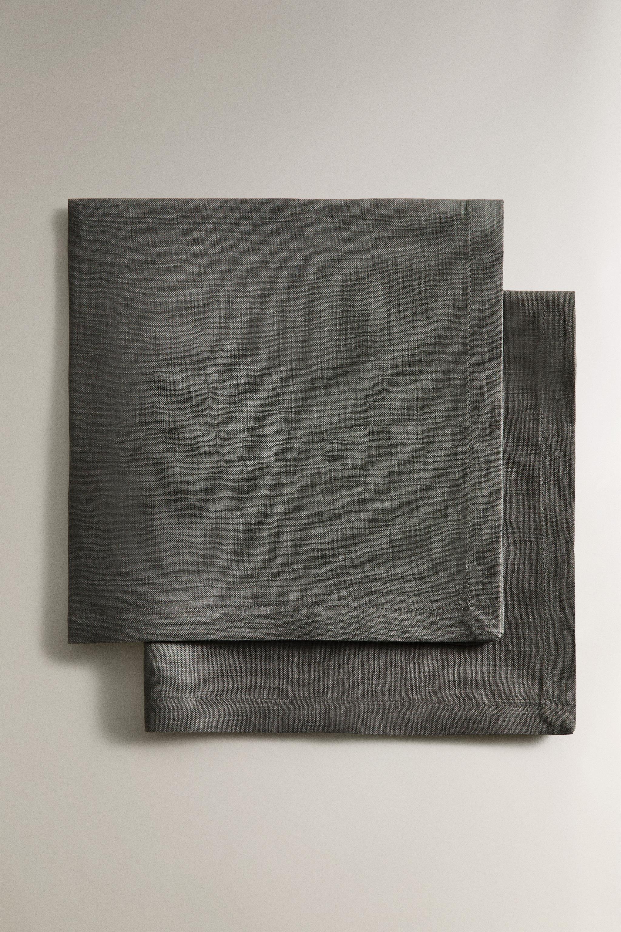 SET OF PLAIN-COLORED LINEN NAPKINS